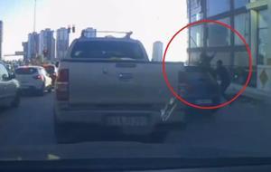 Trafik magandaları dehşet saçtı: Tartıştıkları sürücüye sopa ve sandalyelerle saldırdılar