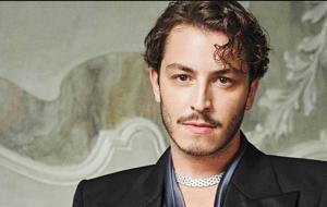 Paris’te Boran Kuzum Rüzgarı! Cesur Tarzı Moda Haftasında Gündem Oldu