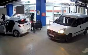 Tam 20 milyon lira... Uzun namlulu silahlarla soygun! Yer: Kuyumcukent