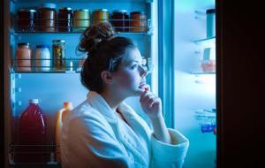 Gece 2'de Hala Uyanıksanız Suçlu Beyniniz Değil, Tabağınız! Her Kahve Uykudan 2 Saat Çalıyor! Uykunuzu Bozan 5 Beslenme Hatası