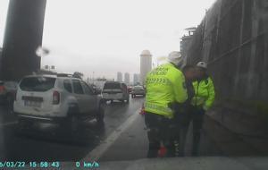 Araba kullanırken boğazına şeker kaçan sürücüyü polis kurtardı