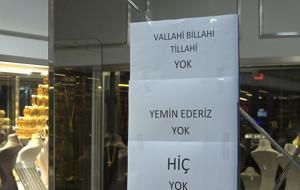 Günün fotoğrafı! Kuyumcudaki yazıya bakan bir daha baktı