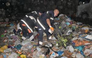 İşçilerin çöpte bulduğu 1 milyon 200 bin liralık altın sahibine teslim edildi