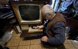 Bursa’da “nostalji doktoru” 40 yıldır antika radyolara yeniden hayat veriyor