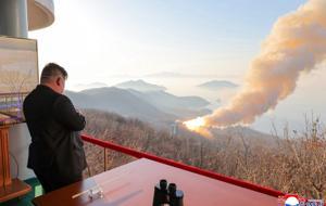 Kim Jong-un, füze motoru testini yerinde izledi