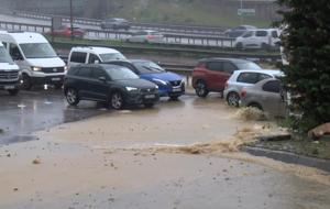 Çekmeköy'de dere yola taştı! Kadıköy istikameti trafiğe kapatıldı