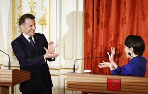 Zirveye damga vuran karenin bir anlamı var! Macron ve Takaiçi'nin bu pozu çok konuşuldu...