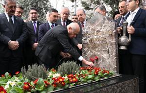 MHP lideri Bahçeli, Türkeş'in kabrini ziyaret etti