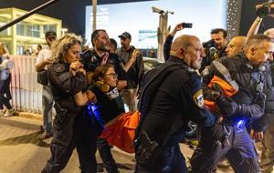 Tel Aviv karıştı! İsrail'de protesto var: Onlarca savaş karşıtı eylemci, yaka paça gözaltına alındı!