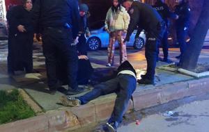 Yan bakma tartışması kavgaya döndü! Anne ve oğlu yaralandı