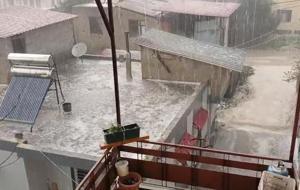 Nisan ayında kış geri geldi! Cadde ve sokaklar beyaza büründü