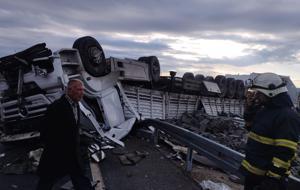  Briket yüklü TIR devrildi