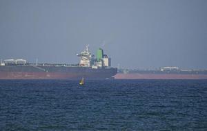 Ateşkes sonrası gemiler geçmeye başladı! Hürmüz'deki trafik böyle görüntülendi