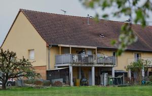 Fransa’dan kan donduran haber: 9 yaşındaki oğlunu, 2 yıl boyunca minibüste kilitli tuttu! Akılalmaz savunma, korkunç detaylar…