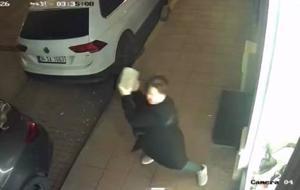 Gece saatlerinde hareketli anlar! Kaldırım taşıyla camları indirdi