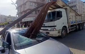 Ölümden kıl payı kurtuluş: İnşaat demirleri otomobilin tavanını deldi