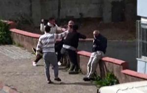 Tekerlekli sandalyedeki babasına el kaldırınca gençler tarafından darbedildi