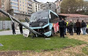  Dolmuş bariyerlere çarptı