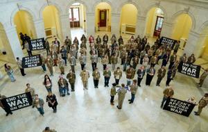 Kongre’de protesto: İran'a karşı savaşı durdurun dediler, birçoğu gözaltına alındı!