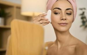 Sabahları Yüz Şişkinliği Neden Olur? Kafein İçerikli Yüz Kremleri Ne Kadar Etkili? Buz ve Masaj Gerçeği...