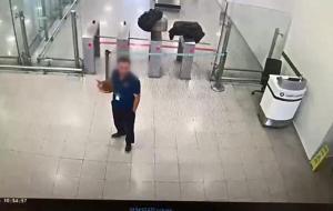 Havalimanında uyuşturucu sevkiyatı kamerada