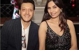 Amine Gülşe’den yeni paylaşım! 3’üncü kez anne olan ünlü isim kızını kucağına aldı