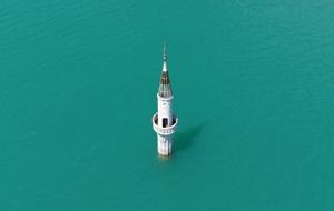 Baraj doldu, eski mahalleden geriye sadece minarenin bir bölümü kaldı