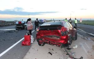 Kazayı görüp yardım etmek için duranların otomobiline başka araç çarptı