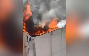  Binanın çatısı alev alev yandı