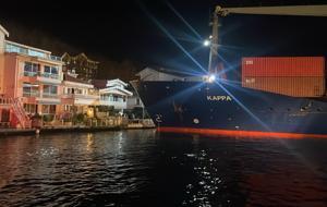 Gemi karaya oturdu, yalıda hasar oluştu