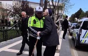 Yolun karşısına geçiren polise böyle teşekkür etti