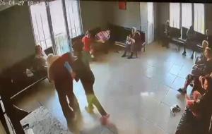  Yaşlı hastaları darbedip yüzüne tükürdü