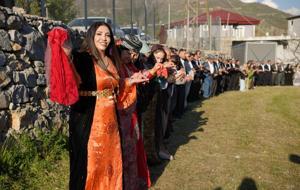 Bazı aşiretler yasak dedi, kararı dinlemeyen kadınlar halay başına geçti!