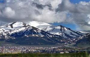 Bir yanda kar, bir yanda bahar: Erzurum'da iki mevsim bir arada...
