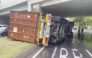 Bakırköy'de üst geçide çarpan TIR devrildi