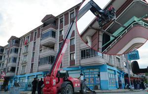 Yalnız Yaşayan 250 Kiloluk Adam Ölü Bulundu, Cenazesi Forkliftle Taşındı