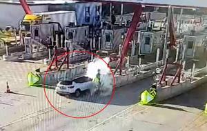 Otoyol gişelerine korkunç kaza! Otomobildeki çifti ölüm ayırdı