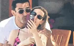 Kenan İmirzalıoğlu ve Sinem Kobal’dan Bodrum’da Romantik kaçamak! Samimi Pozları Gündem Oldu