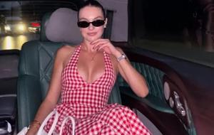 Melis Sezen’in ayna pozları sanal medyayı salladı