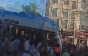 Raylara düşüp tramvayın altında kalan çocuk öldü