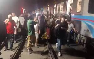 İstanbul'da tramvay hattında trafo yangını! Yolcular raylara indi