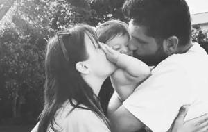 Gizem Karaca’dan kalpleri ısıtan aile pozu: Kızlarını öpücüklere boğdular