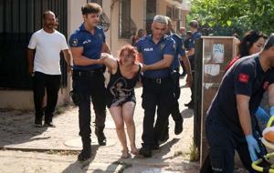 Evini ateşe verdi, komşuların ihbarı felaketi önledi!