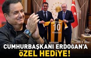 Acun Ilıcalı'dan Cumhurbaşkanı Erdoğan'a ‘Hull City’ forması! 'Beni çok onurlandırdı ve mutlu etti'