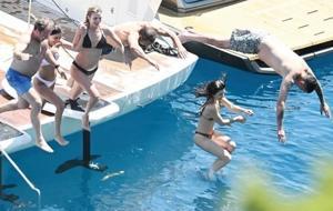 Bodrum’da Tekne Keyfi! Yasemin-İdo Tatlıses ve Zehra Çilingiroğlu Aynı Güvertede Buluştu