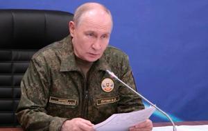 Askeri üniforma giyen Putin'den Batı'ya mesaj: Ukrayna’da istediğimizi verin