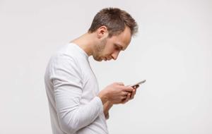 Telefonunuz Vücudunuzu Sessizce Değiştiriyor Olabilir! Akıllı Telefonların Bedene Gizli Etkisi Ortaya Çıktı