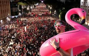 On binler pembe flamingolarla yine sokaklarda! Balkan ülkesinde öfke, dalga dalga büyüyor…