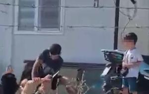 Ayrılmak isteyen eşini çocukların önünde tekme tokat dövdü!