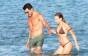 PLAJLARA ÜNLÜ AKINI! Bodrum, Çeşme Sahilleri Şenlendi... Sinem Kobal, Kenan İmirzalıoğlu, Fahriye Evcen, Burak Özçivit... Kimler Yok ki... Ünlülerin Tatil Kareleri